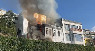 Beyoğlu'nda alevlerin yükseldiği tarihi ahşap bina çöktü: O anlar kamerada