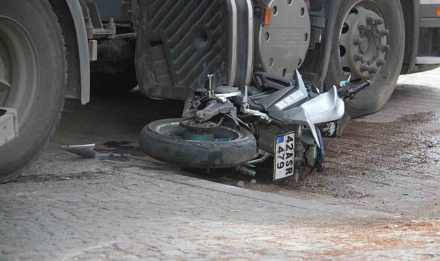 Beyşehir'de motosiklet tırla çarpıştı: 2 yaralı