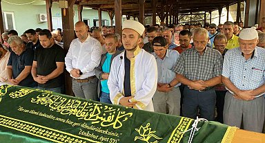 Bıçaklanmış halde evde ölü bulunmuştu, son yolculuğuna uğurlandı