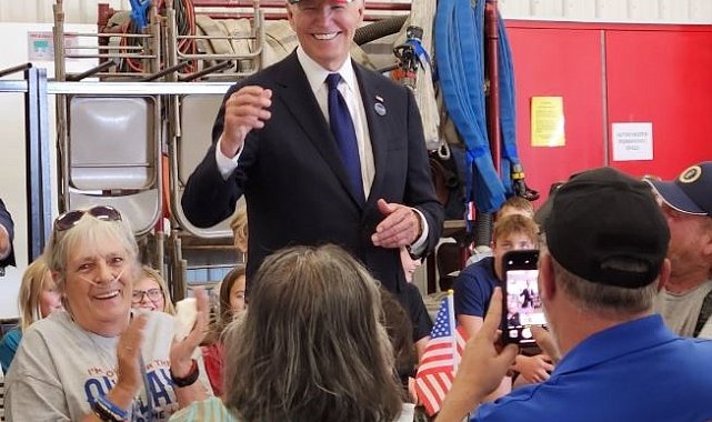 Biden, "Trump 2024" şapkasını taktı