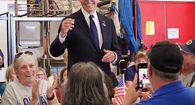 Biden, "Trump 2024" şapkasını taktı