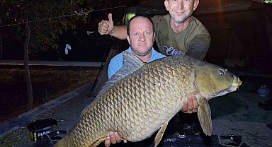 Bilecik'te 28 kiloluk dev pullu sazan görenleri hayrete düşürdü