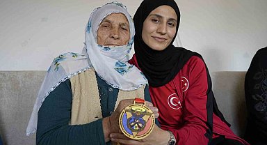 Bilek güreşinde tarih yazdı, madalyasını babaannesine hediye etti