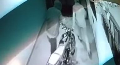 Binadan motosiklet hırsızlığı kameraya yansıdı