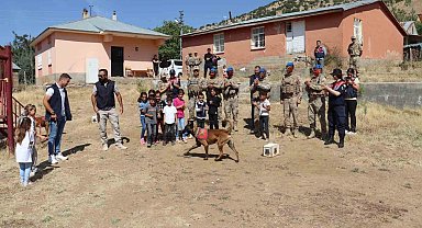 Bingöl'de jandarma ekipleri, öğrencilerle bir araya geldi