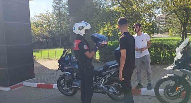 Bingöl'de sınav yerini karıştıran veya geç kalan öğrencileri, polisler sınava yetiştirdi