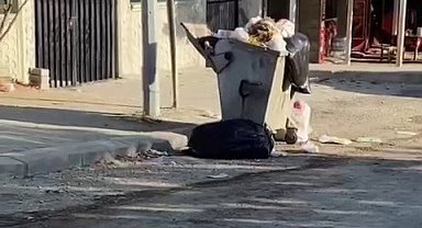 Biriken çöpler ilçede tepkilere neden oluyor
