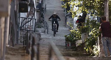 Bisikletiyle 225 basamaktan böyle indi