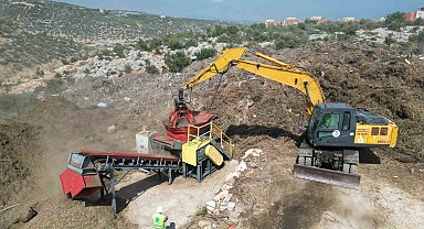 Bitkisel atıklar gübre oldu, üretilen 3 bin fidan öğrencilere hediye edildi