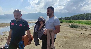 Botla göle açılan çocuklar, rüzgarda sürüklenince vatandaşlar tarafından kurtarıldı