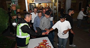 Bozüyük Belediyesi Mevlid Kandili'nde şeker ikramı yaptı