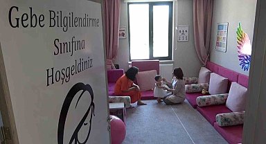 Bu sınıfta anne ve babalar eğitiliyor