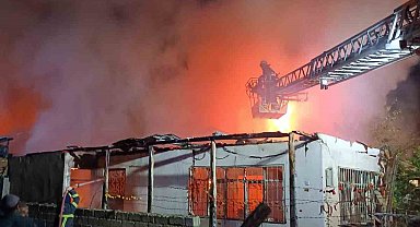 Burdur'da gece çıkan yangında ev alev alev yandı