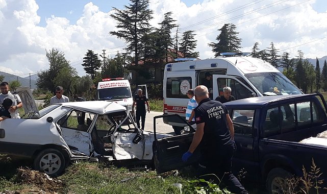 Burdur'da kamyonet ile çarpışan Fiat Tofaş hurdaya döndü: 1'i ağır 3 yaralı