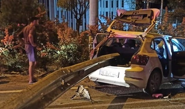 Bursa'da akıl almaz kaza: Bariyerlere ok gibi saplandı
