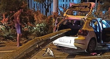 Bursa'da akıl almaz kaza: Bariyerlere ok gibi saplandı