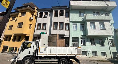 Bursa'da bir apartmandan 5 kamyon çöp çıktı