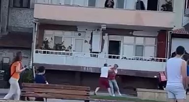Bursa'da evinin önüne motosikletini çeken motokurye ile böyle kavga ettiler