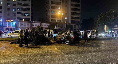 Bursa'da feci kaza: Önce ağaçları yıktı, sonra takla atarak karşı seride uçtu