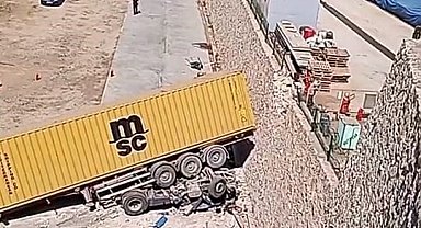 Bursa'da freni boşalan tır mobilya fabrikasının bahçesine uçtu