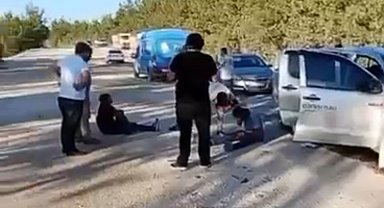 Bursa'da kamyonet ile otomobil kafa kafaya çarptı : 6 yaralı