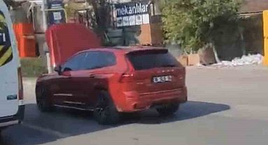 Bursa'da kaputu açık ilerleyen otomobil görenleri şaşkına çevirdi