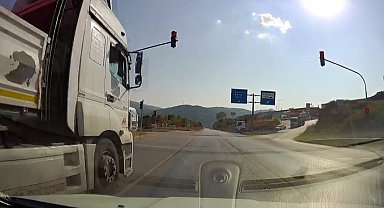 Bursa'da kırmızı ışıkta geçen tır, faciaya davetiye çıkardı