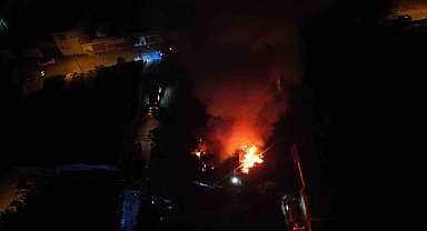 Bursa'da palet fabrikasında korkutan yangın: Alevler geceyi aydınlattı