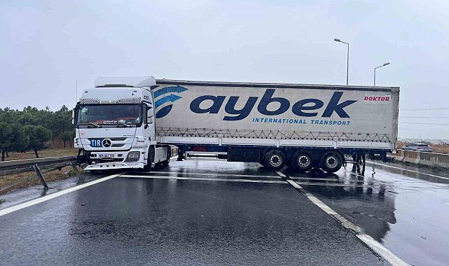 Büyükçekmece E-5'te yağmur nedeniyle kayan tır, yolu trafiğe kapattı