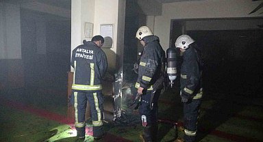 Camide çıkan yangın balkondaki vatandaşın dikkatiyle büyümeden söndürüldü