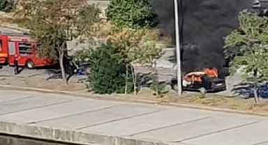 Çanakkale'de park halindeki otomobil alev alev yandı