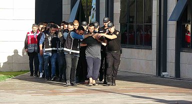 Çanakkale'de polis merkezi önünde 6 kişinin yaralandığı silahlı çatışmanın şüphelileri adliyeye sevk edildi