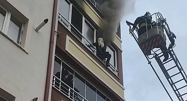 Canını zor kurtardı, pencereye çıkıp böyle yardım bekledi