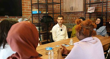 Çay ve kahve yudumlayarak İngilizce öğreniliyor
