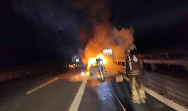 Çekmeköy'de seyir halindeki otomobil küle döndü