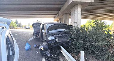 Cenazeden dönen ailenin bulunduğu minibüs bariyerlere saplandı