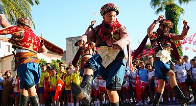 Çeşme Festivali "90'larda Çeşme" teması ile başladı