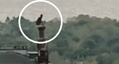 Cezaevi firarisi polisten kaçarken çıktığı çatıdaki bacanın üzerinde yakalandı