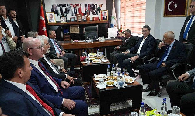 CHP Genel Başkanı Özel: "Avrupa Birliği'ne giriyoruz, milletin yüzünü güldürüyoruz"