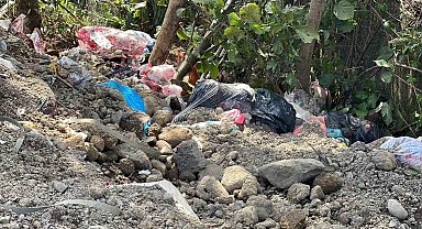 CHP'li Pazar Belediyesi kesilen cezalara rağmen çöplerini dere kenarına dökmeye devam ediyor