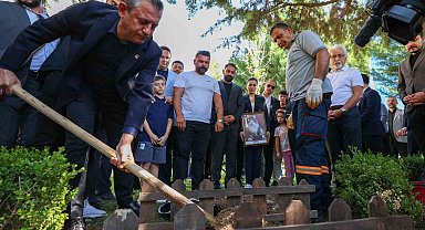 CHP'nin kedisi 'Şero' Genel Merkez bahçesine defnedildi