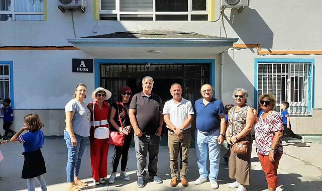 Çiftlikköy'de emekliler 15 öğrencinin okul giyim kıyafetlerini aldı