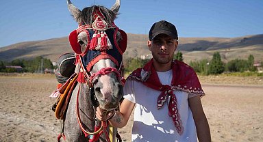 Cirit sporcusuna özel asker eğlencesi: ciritçi baba oğlunu askere cirit müsabakasıyla uğurladı