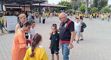 Çocuk polisi okul önlerinde sıkı denetimde