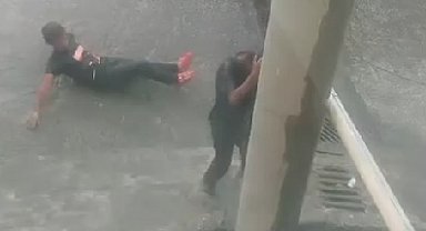 Çocukların yağmur altındaki oyunu görenleri şaşırttı