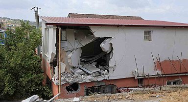 Çöp kamyonu mutfağa daldı: 1 yaralı
