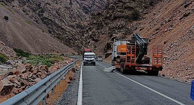 Çukurca kara yoluna kaya düştü