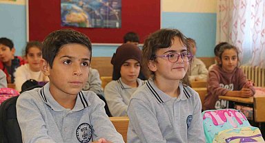 Cumhurbaşkanı Erdoğan sayesinde göz sağlığına kavuşan minik Ada ders başı yaptı