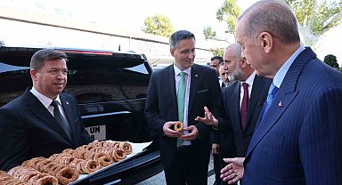 Cumhurbaşkanı Erdoğan'dan gazetecilere kandil simidi ikramı