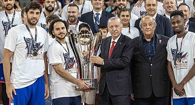 Cumhurbaşkanı Recep Tayyip Erdoğan, A. Efes'e kupasını takdim etti